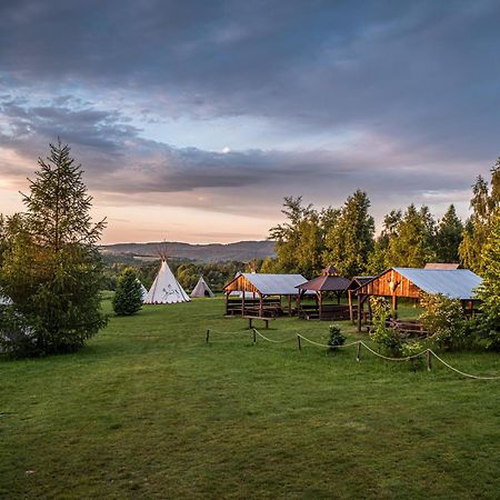 Отель Fort Wapiti Zalasowa Экстерьер фото