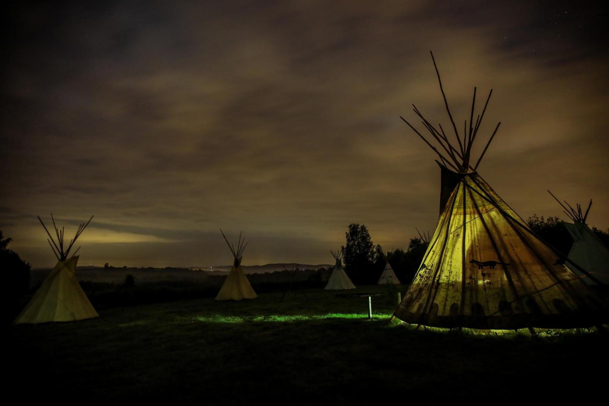 Отель Fort Wapiti Zalasowa Экстерьер фото