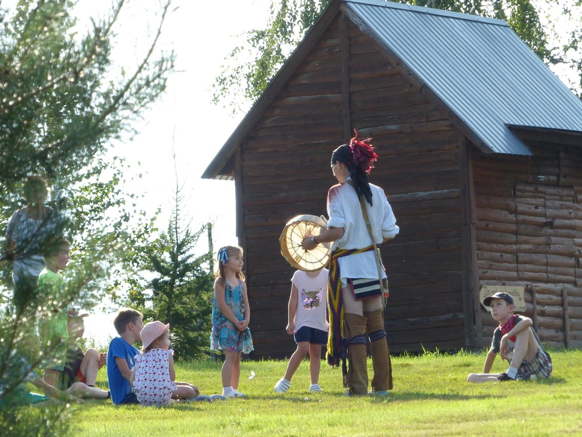 Отель Fort Wapiti Zalasowa Экстерьер фото